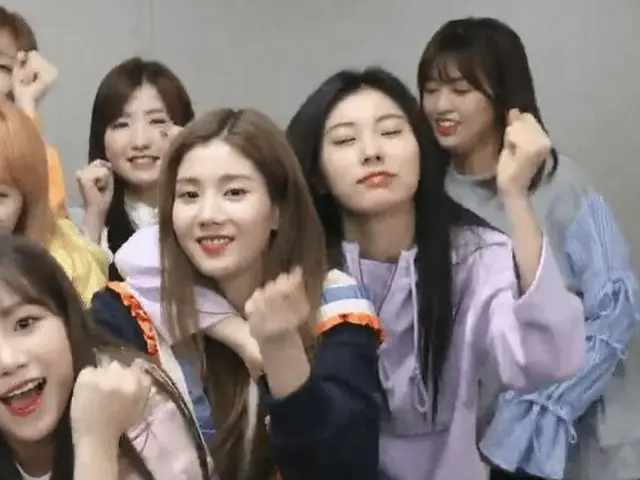 短身の IZ*ONE 矢吹奈子、「長身のレンズ少女」「大型犬」アン・ユジンの「配慮」が話題