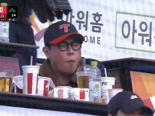 TWICE モモ、週末の韓国プロ野球で始球式の後に挨拶した人物が話題