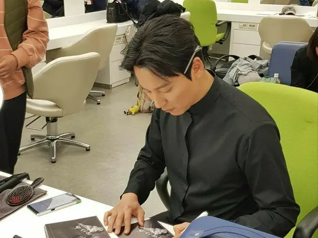 【r公式jes】俳優キム・ナムギル、スタッフのためのミニサイン会の様子を公開