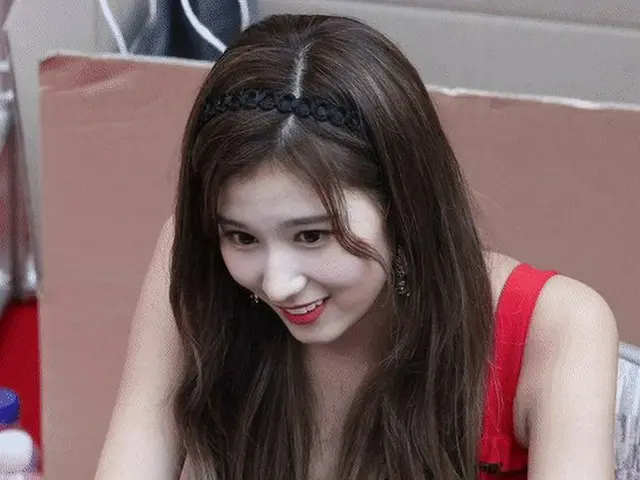 TWICE サナ、ファンと話す時の仕草が何故か韓国で話題