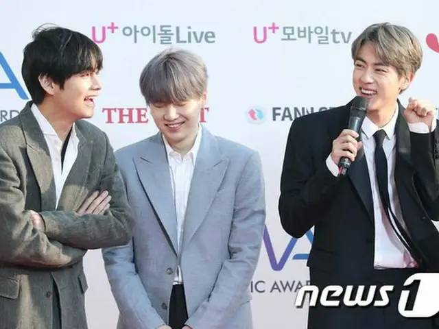 防弾少年団 V&SUGA&JIN、「U+5G THE FACT MUSIC AWARDS」レッドカーペットイベントで楽しそう