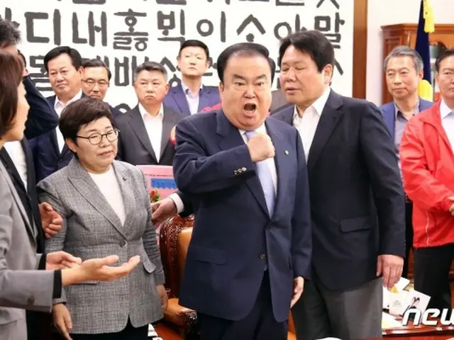 「従軍慰安婦に天皇が謝罪を」発言の韓国議員、「セクハラ」騒動●与党の国会議員であり国会議長のムン・ヒサン氏が野党の女性議員と舌戦中に相手の頬を触る