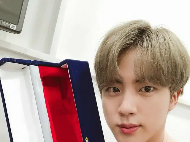 【T公式】防弾少年団、「一位ありがとうございます！トロフィーは誰かが持って行きました」というコメント共に写真を公開