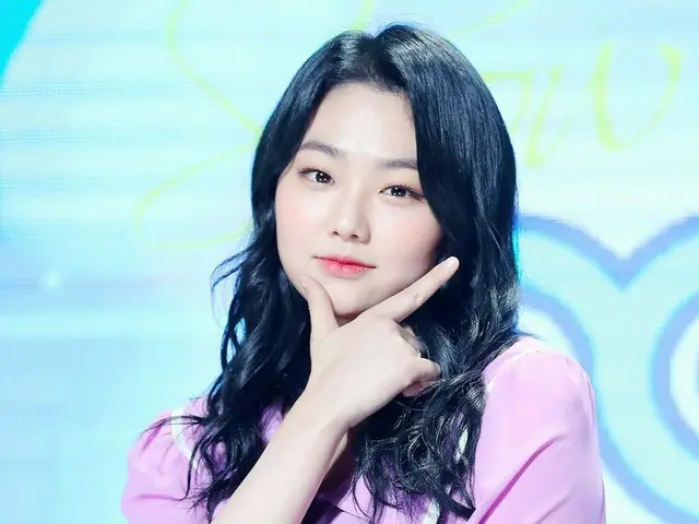 【t公式】gugudan ミナ、MBC「ショー音楽中心」で共にMC務めるStray Kidsヒョンジンとの写真を公開。