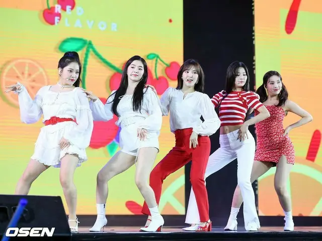 Red Velvet、Vアプリのベトナムチャート番組「V HEARTBEAT」でパフォーマンス中