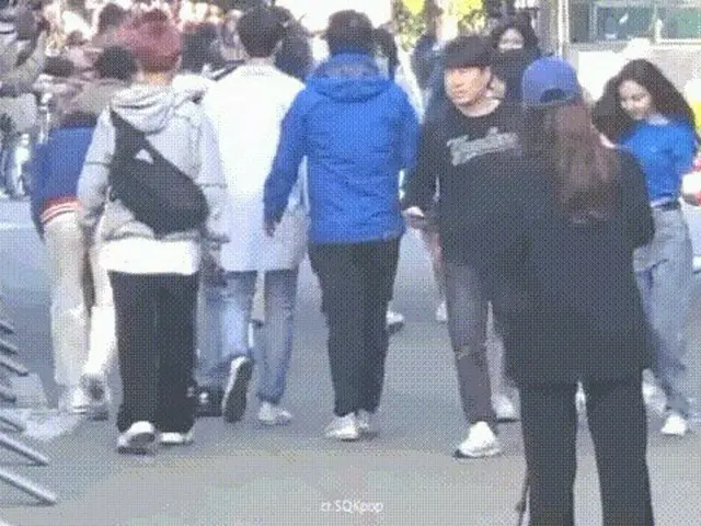 今朝、TWICE サナを慰めるナヨンとモモ