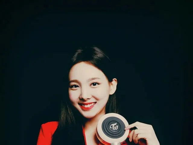 【t公式】TWICE ナヨン、「キャンディー棒Z」(CANDYBONG Z を紹介