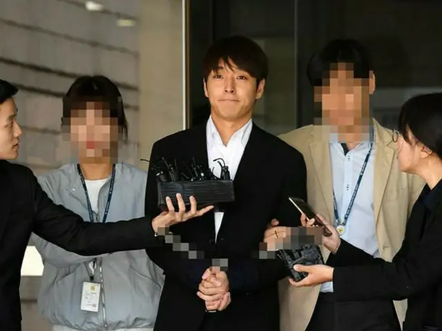 集団性的暴行容疑の元FTISLAND チェ・ジョンフン、令状審査を終えて姿みせる