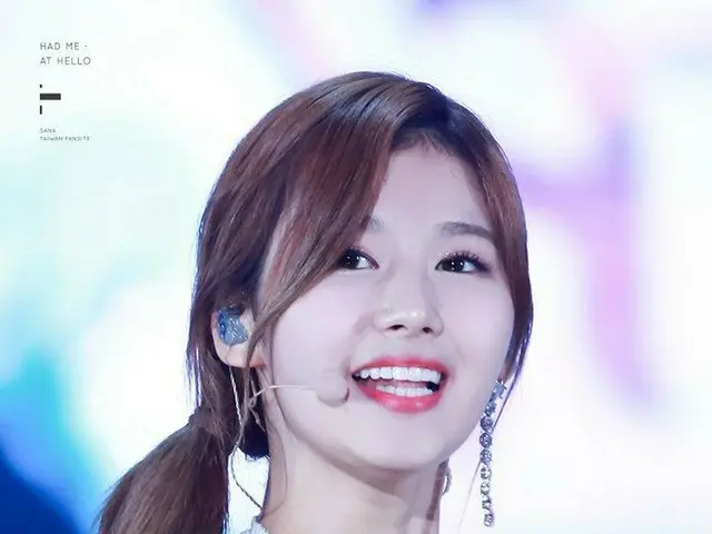 TWICE サナ、新しい「インイヤーモニター」が話題