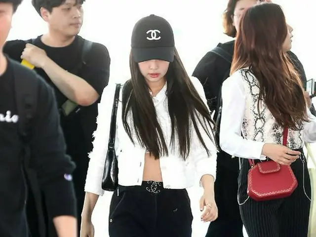 BLACKPINK JENNIE、頭のてっぺんから足の先まで”高級ブランドしばり”