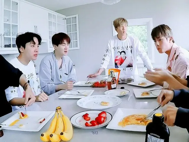 防弾少年団、パンケーキを食べながらイメージしている食べ物は？●韓国のホットク