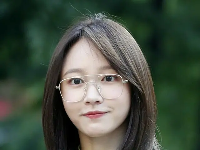 EXID ハニ、メガネ姿で「ミュージックバンク」出勤中