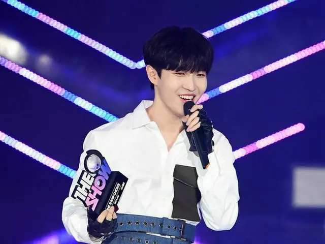 キム・ジェファン、SBS MTV「THE SHOW」1位でパク・ウジン や イ・デフィ と抱き合う