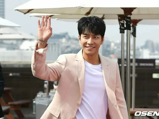 俳優イ・スンギ、ファンサイン会を開催。