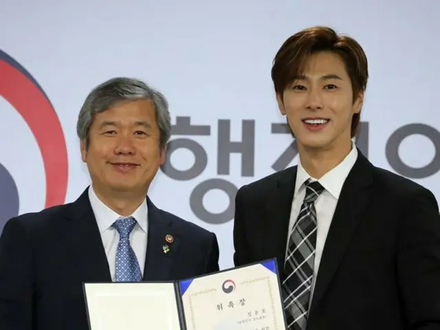 東方神起 ユンホ、行政安全部災難安全管理本部長から安全広報大使委嘱状を手渡される