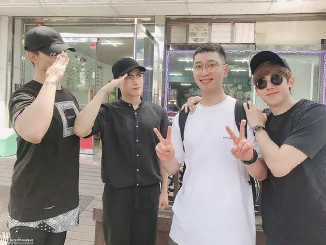 2PM チャンソン、ニックン・Jun.K・テギョンに見送られ入隊