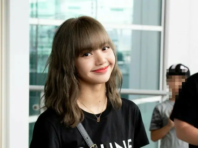 BLACKPINK LISA、パリコレクション出席のためフランスへ出国