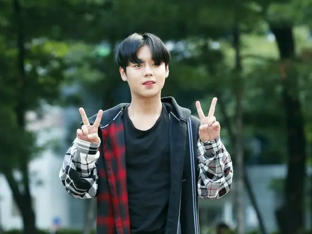 Wanna One 出身パク・ジフン、ミュージックバンク出勤中