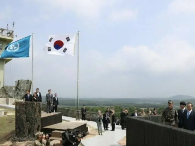 韓国訪問中のトランプ米国大統領、「北朝鮮の地」を踏む