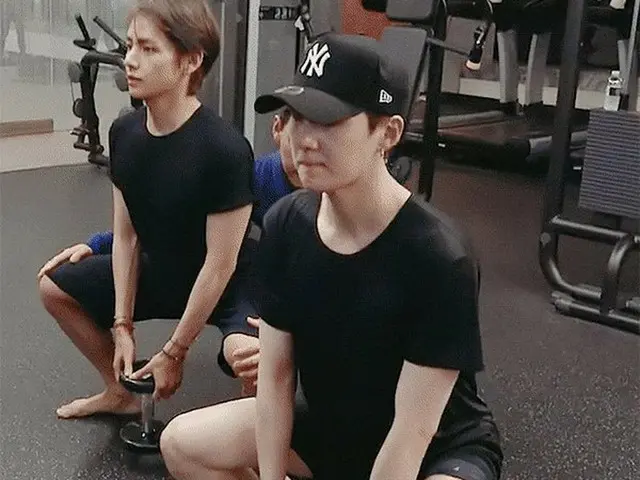 防弾少年団 VとSUGA、「筋肉」が話題