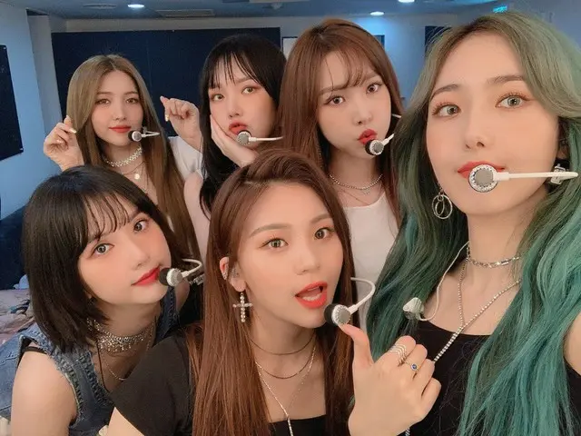 、、【t公式】GFRIEND、写真公開。