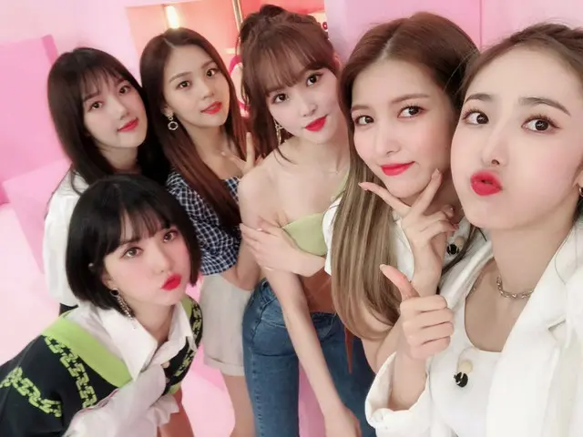 【t公式】GFRIEND、JTBC「アイドルルーム」での写真を公開。