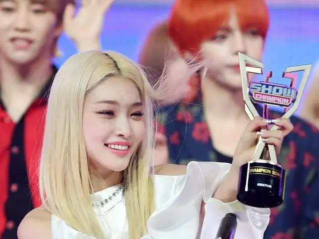 チョンハ、MBC MUSIC「Show Champion」1位で宇宙少女ヨンジョンも祝福。