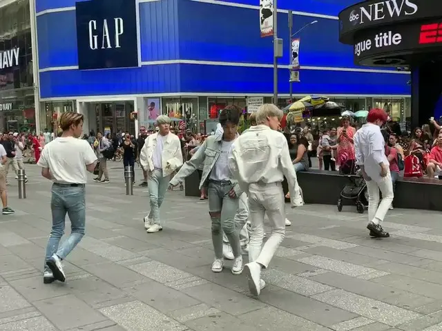 ATEEZ、「KCON19NY」参加で米国ニューヨークのタイムズスクエアに出現