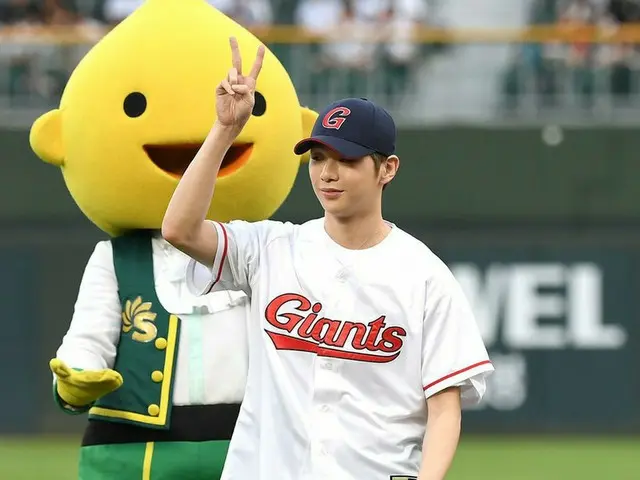 カン・ダニエル、ロッテジャイアンツ対NCダイノスの試合で始球式をおこなう