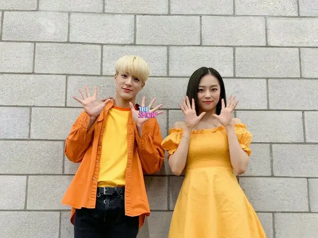 【t公式】CLC、SBS MTV「THE SHOW」のMC2人の写真を公開。