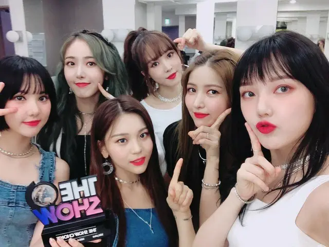 、、【t公式】GFRIEND、「THE SHOW」での写真を公開。