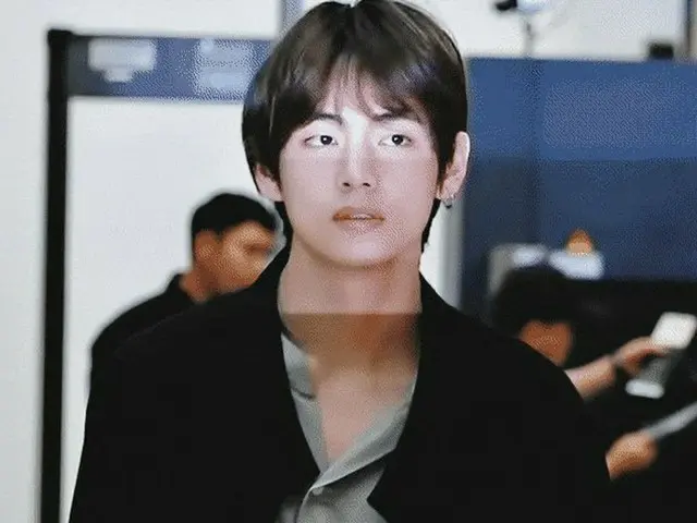 防弾少年団 V、ジョングクの服を着ている「空港ファッション」が話題