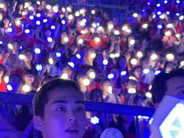 EXO がEXOのコンサートを観覧中