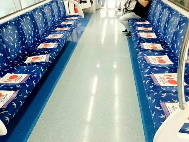 釜山の地下鉄では、座席にまで「日本製品不買」のステッカーが貼られる