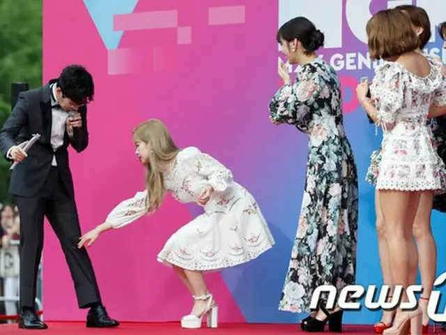 TWICE ダヒョン、「2019 M2 X GENIE MUSIC AWARDS」レッドカーペットイベントでDinDinのパンツについた虫をとってあげる