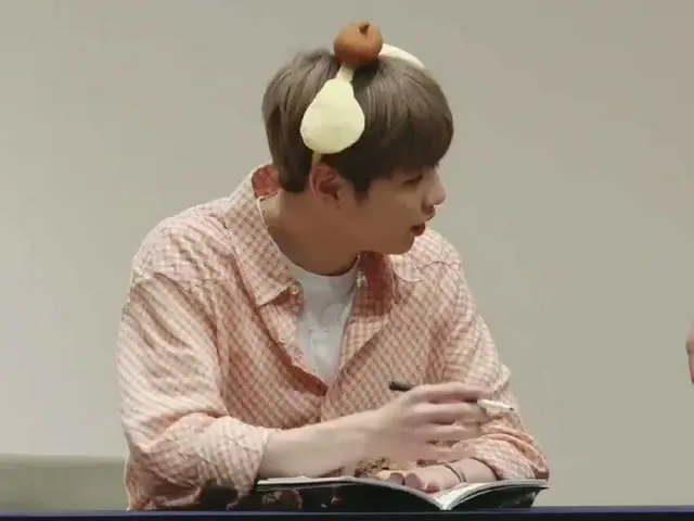 Wanna One 出身のカン・ダニエル、ファンサイン会に参加した男性ファンへの対応が話題