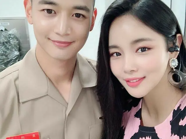 歌手チョ・ジョンミン、軍服務中のSHINee ミンホとのツーショット写真を公開