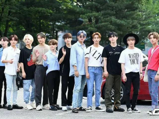 SEVENTEEN、13人の個性が溢れる「ミュージックバンク」出勤