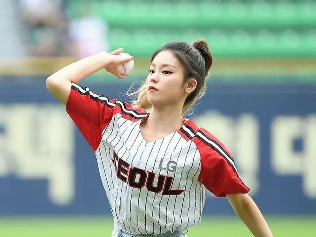 「TWICE の妹分」ITZY イェジ、始球式のポーズ