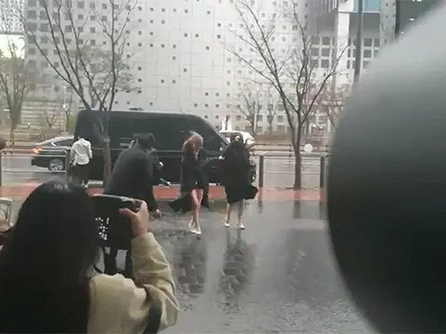 IZ*ONE 矢吹奈子、雨宿りの「素速さ」が韓国で話題