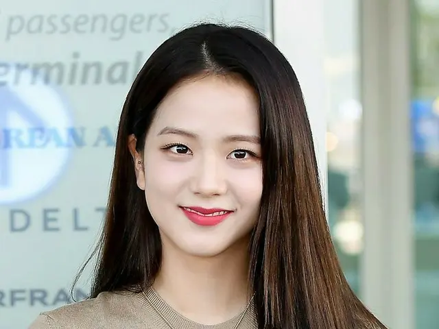 BLACKPINK JISOO、バーバリー9月コレクションショー出席のためロンドンへ