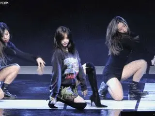 歌手 ヒョナ、バックダンサー(向かって左)も驚かせるパフォーマンスが話題