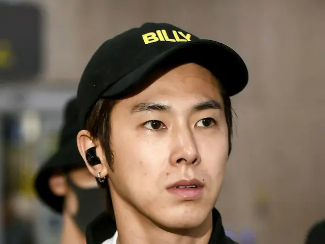 東方神起、出国中