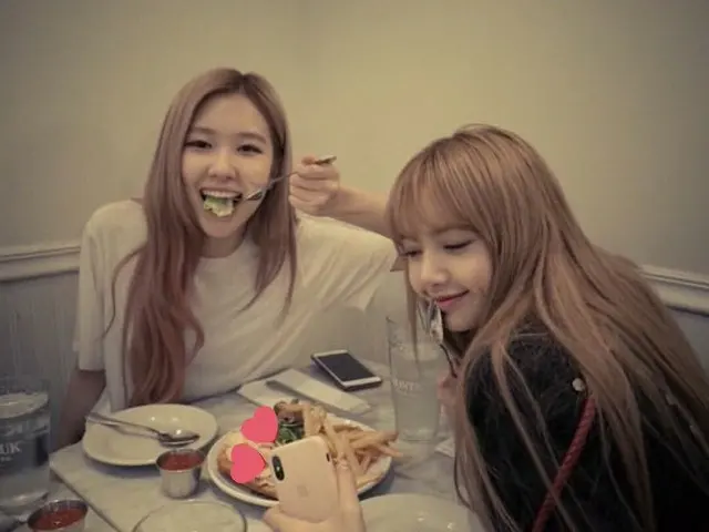 BLACKPINK ロゼとリサ、「iPhoneユーザーがGalaxyモデルになった時の不便」が話題