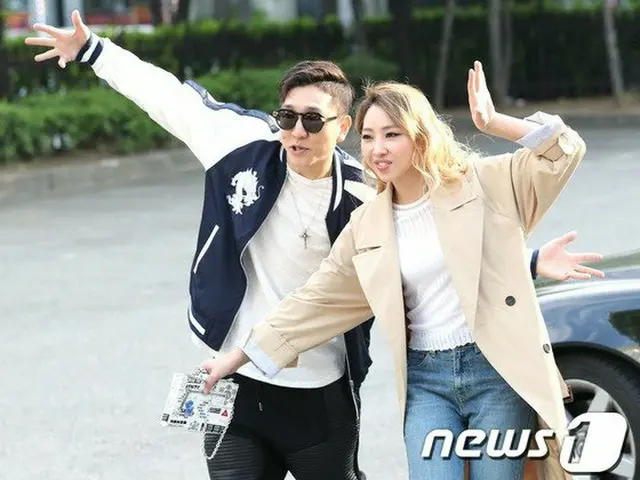 2NE1　出身　Minzy、出勤中。