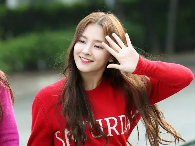 MOMOLAND　ナンシー、出勤中。