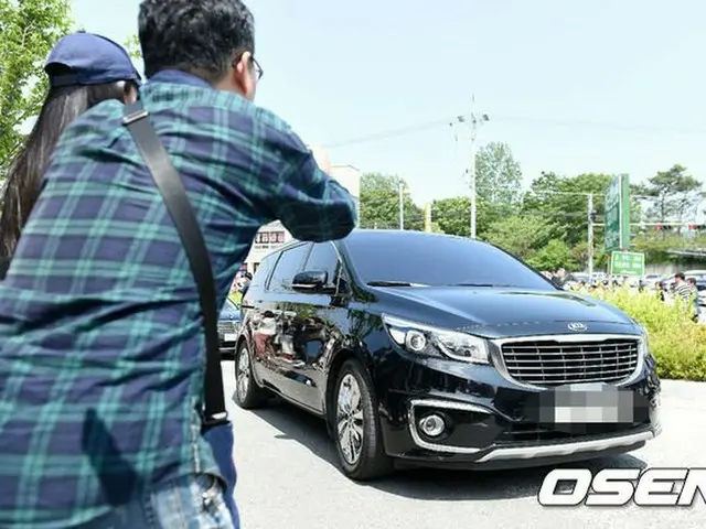 SUPER JUNIOR キュヒョンを乗せた車が訓練所へ…。