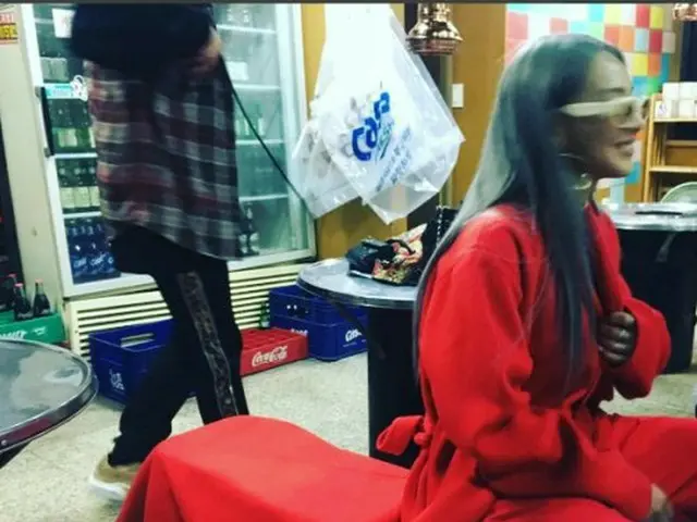 2NE1 元メンバーCL、SNSにアップした”ゴージャスなレッド衣装のまま焼肉屋”の写真が話題！