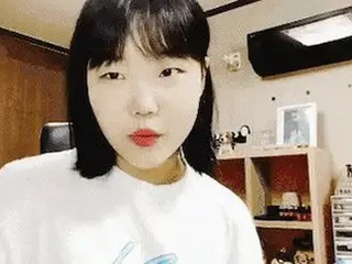 ネット生配信中の女性歌手