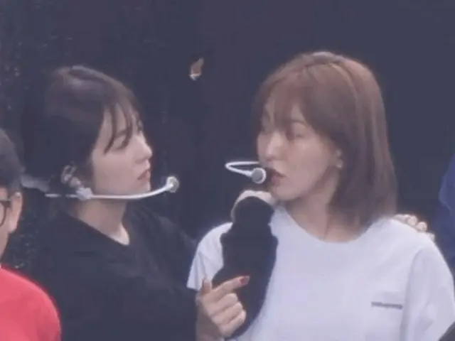 Red Velvet  アイリーン＆ウェンディ、ラブラブ…リハーサル待機中